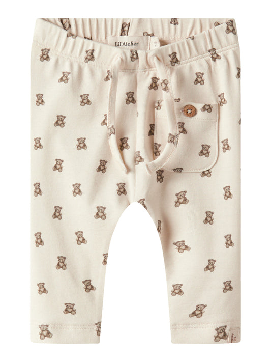 Lil' Atelier beige babybyxa till pojke och flicka med nallemönster, reglerbar midja och mjuk jerseykvalitet