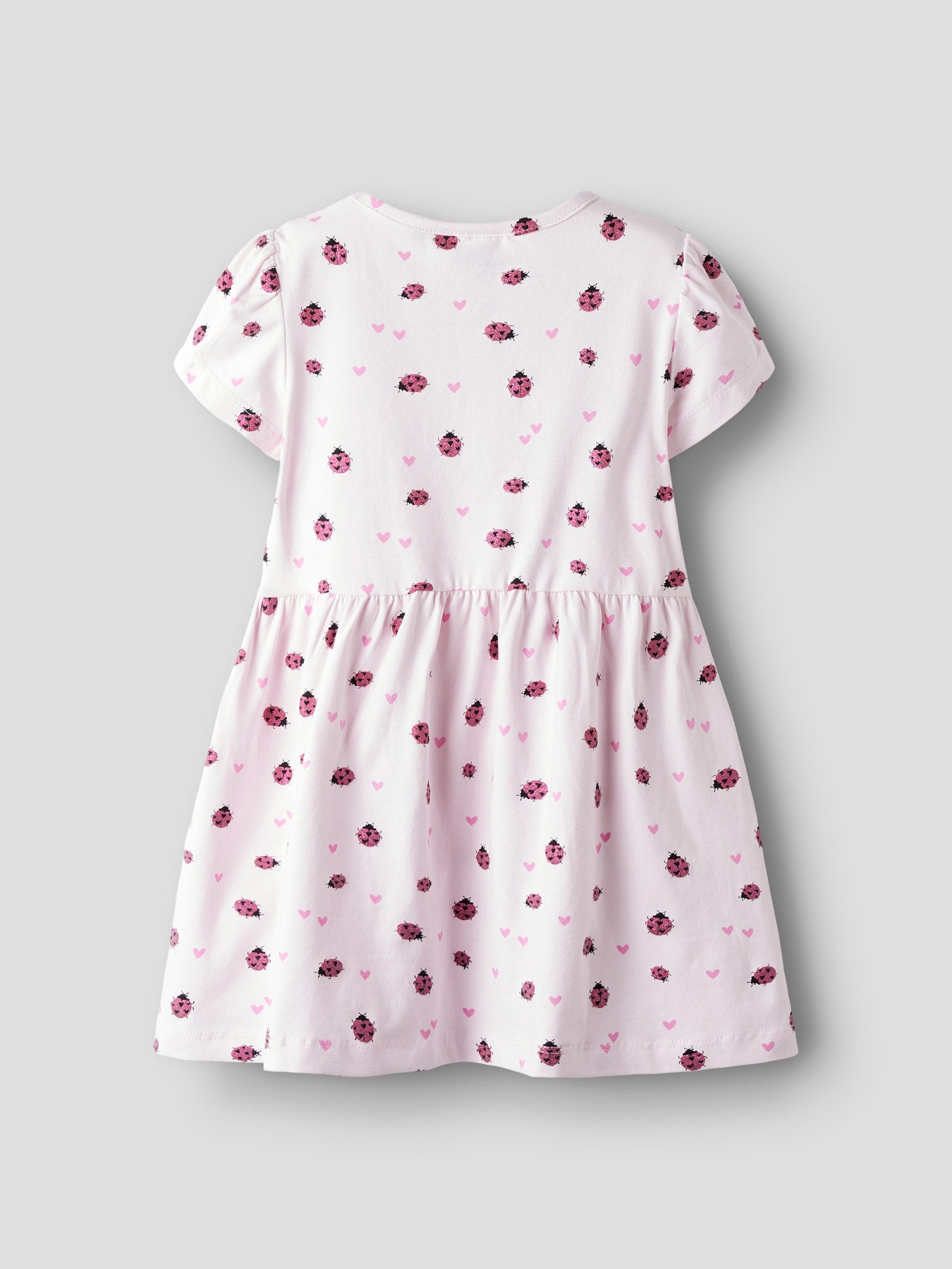 Rosa kortärmad nyckelpiga klänning till flicka. Söt sommar klänning med blommor och nyckelpigor, ekologiska barnkläder från Name it.
NMFFILLA SS DRESS BOX PB
13251499