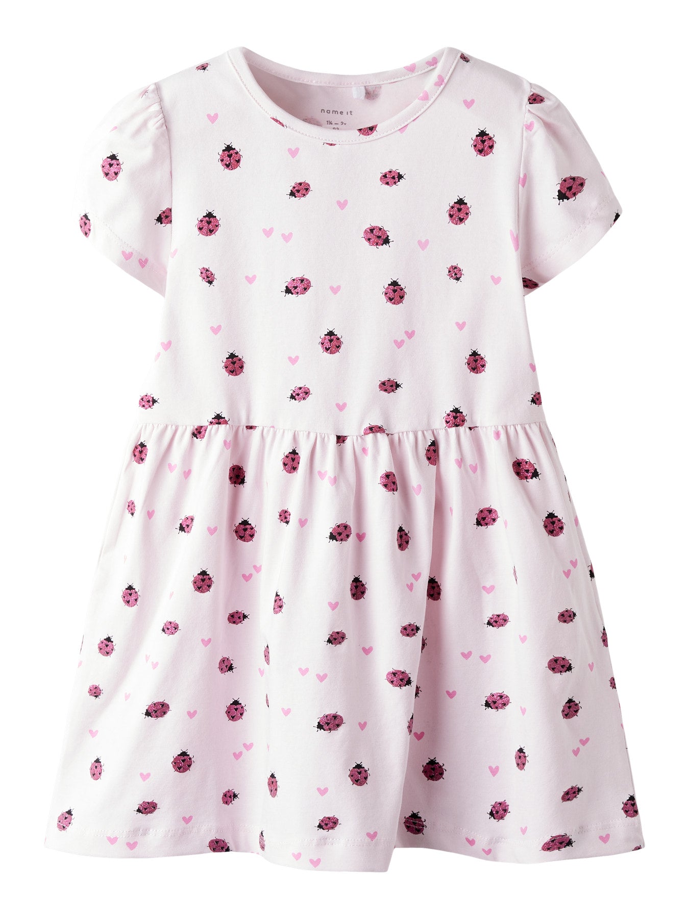 Rosa kortärmad nyckelpiga klänning till flicka. Söt sommar klänning med blommor och nyckelpigor, ekologiska barnkläder från Name it.
NMFFILLA SS DRESS BOX PB
13251499