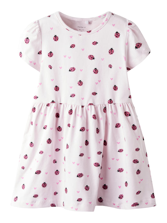 Rosa kortärmad nyckelpiga klänning till flicka. Söt sommar klänning med blommor och nyckelpigor, ekologiska barnkläder från Name it.
NMFFILLA SS DRESS BOX PB
13251499