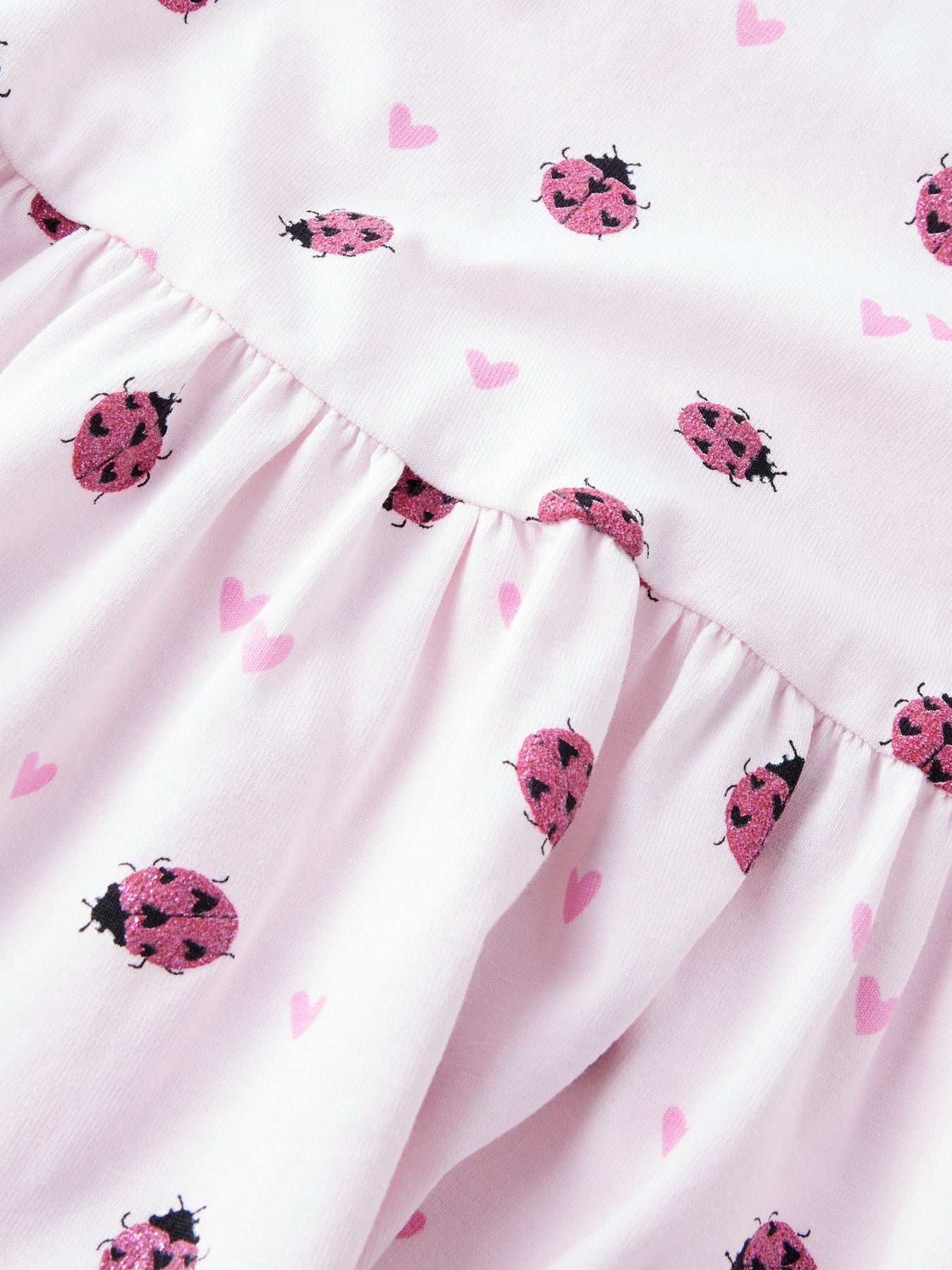 Rosa kortärmad nyckelpiga klänning till flicka. Söt sommar klänning med blommor och nyckelpigor, ekologiska barnkläder från Name it.
NMFFILLA SS DRESS BOX PB
13251499