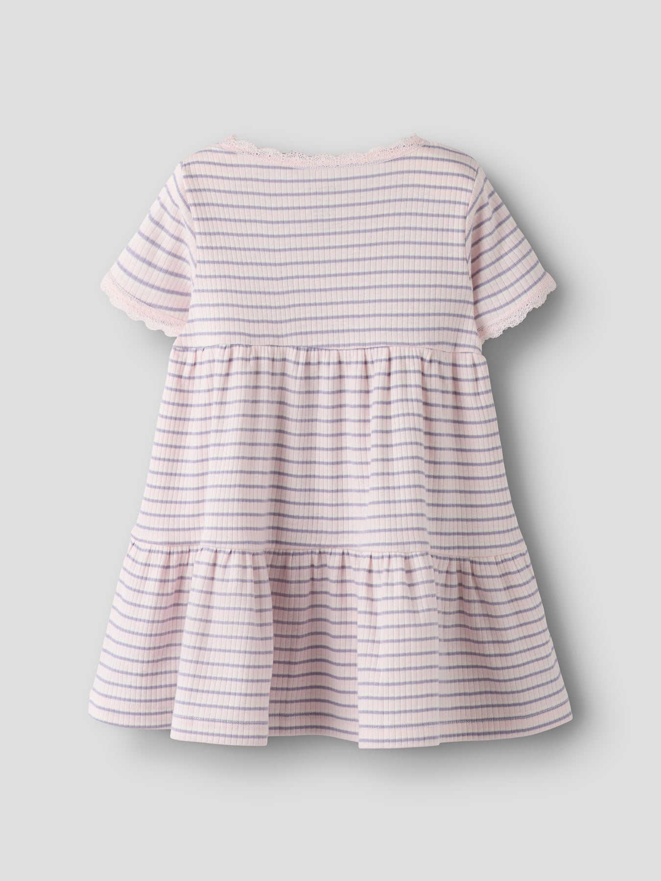 Grå och rosa randig mjuk och skön kortärmad klänning med spetskanter i ekologisk bomull. Kortärmad klänning till flicka från Name it. 
NMFFENSINA SS DRESS PB
13251507