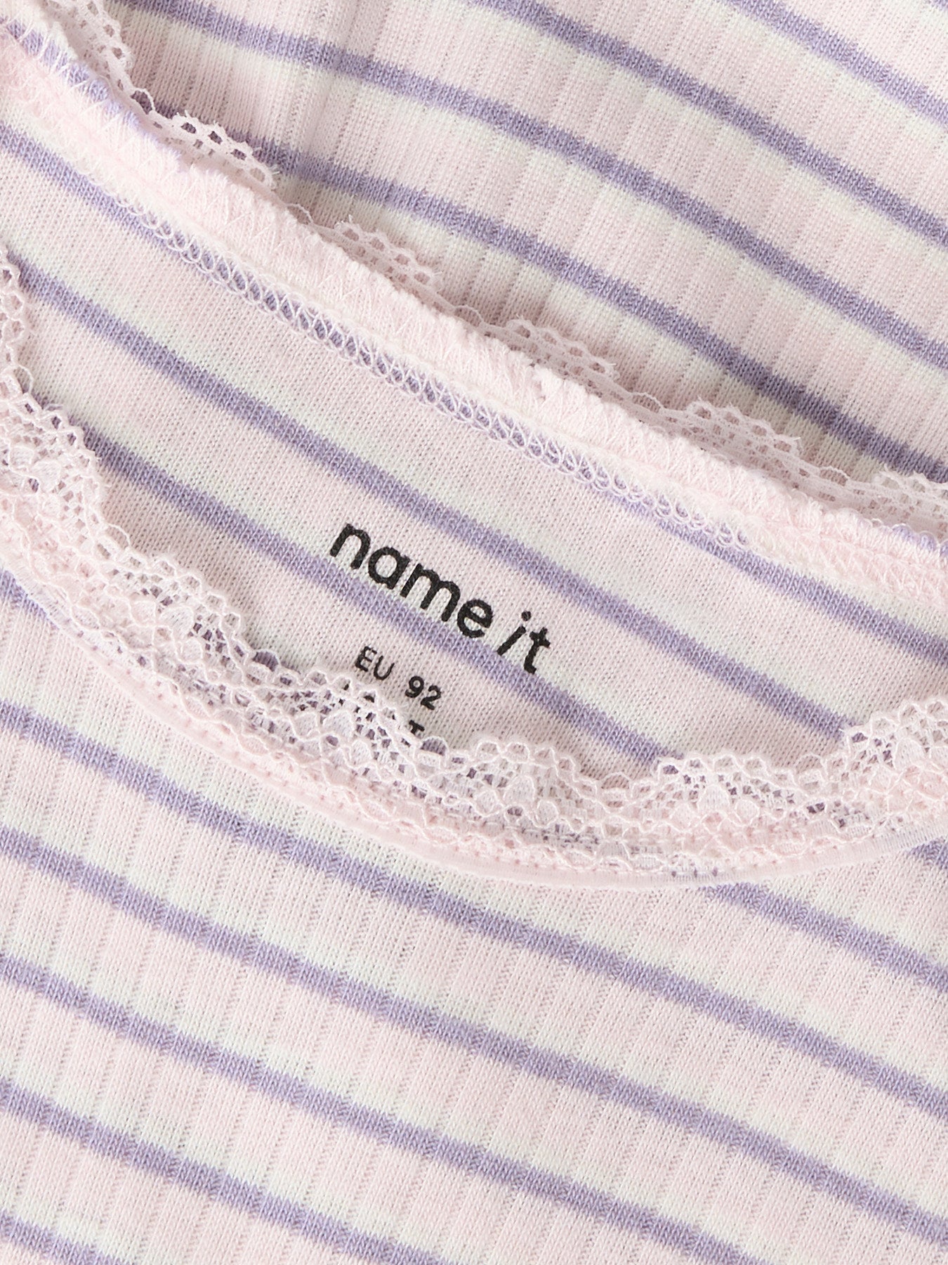 Grå och rosa randig mjuk och skön kortärmad klänning med spetskanter i ekologisk bomull. Kortärmad klänning till flicka från Name it. 
NMFFENSINA SS DRESS PB
13251507