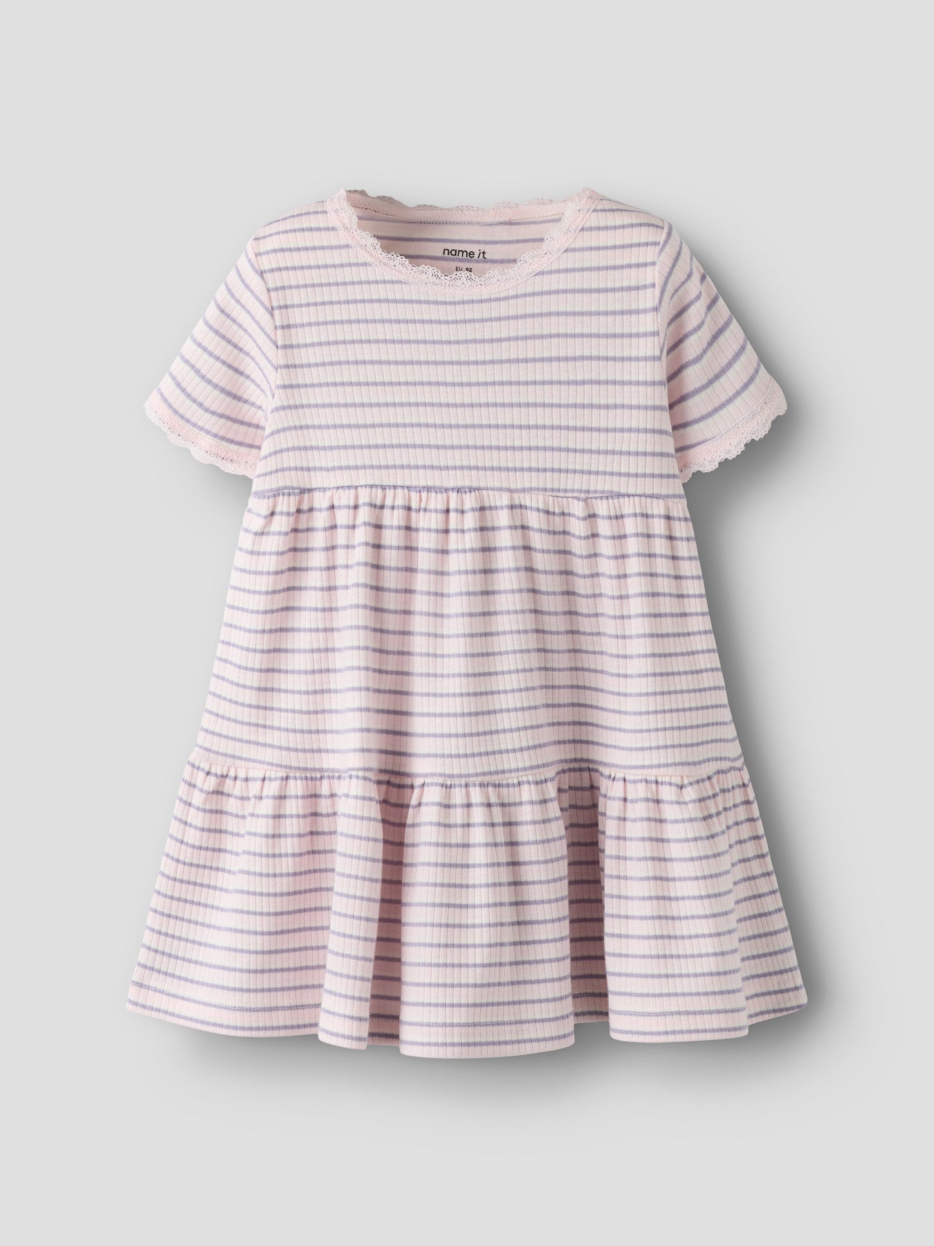 Lila och rosa randig mjuk och skön kortärmad klänning med spetskanter i ekologisk bomull. Kortärmad klänning till flicka från Name it. 
NMFFENSINA SS DRESS PB
13251507