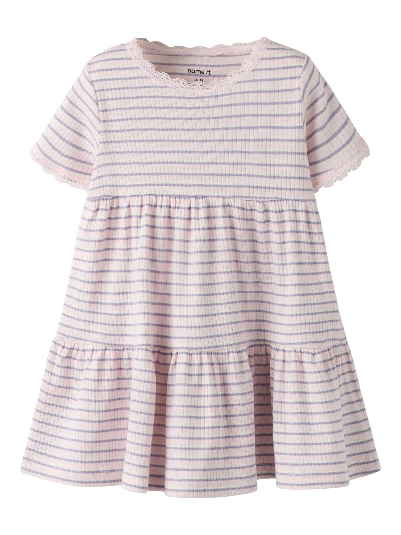Lila och rosa randig mjuk och skön kortärmad klänning med spetskanter i ekologisk bomull. Kortärmad klänning till flicka från Name it. 
NMFFENSINA SS DRESS PB
13251507