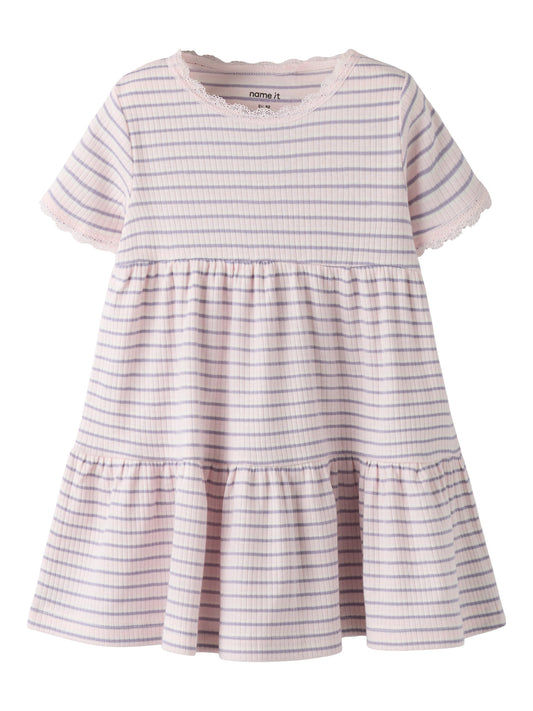 Lila och rosa randig mjuk och skön kortärmad klänning med spetskanter i ekologisk bomull. Kortärmad klänning till flicka från Name it. 
NMFFENSINA SS DRESS PB
13251507
