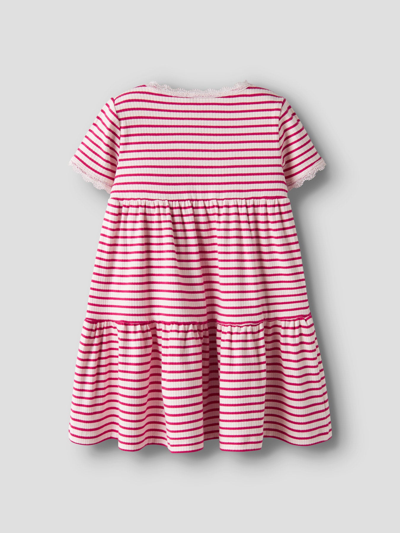 Randig mjuk och skön kortärmad klänning med spetskanter i ekologisk bomull. Kortärmad klänning till flicka, röd och vit randig från Name it.
NMFFENSINA SS DRESS PB
13251507