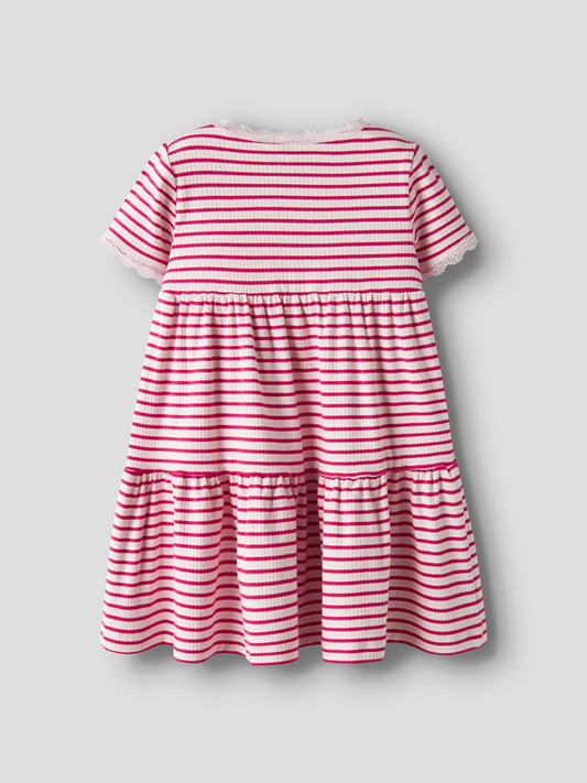 Randig mjuk och skön kortärmad klänning med spetskanter i ekologisk bomull. Kortärmad klänning till flicka, röd och vit randig från Name it.
NMFFENSINA SS DRESS PB
13251507