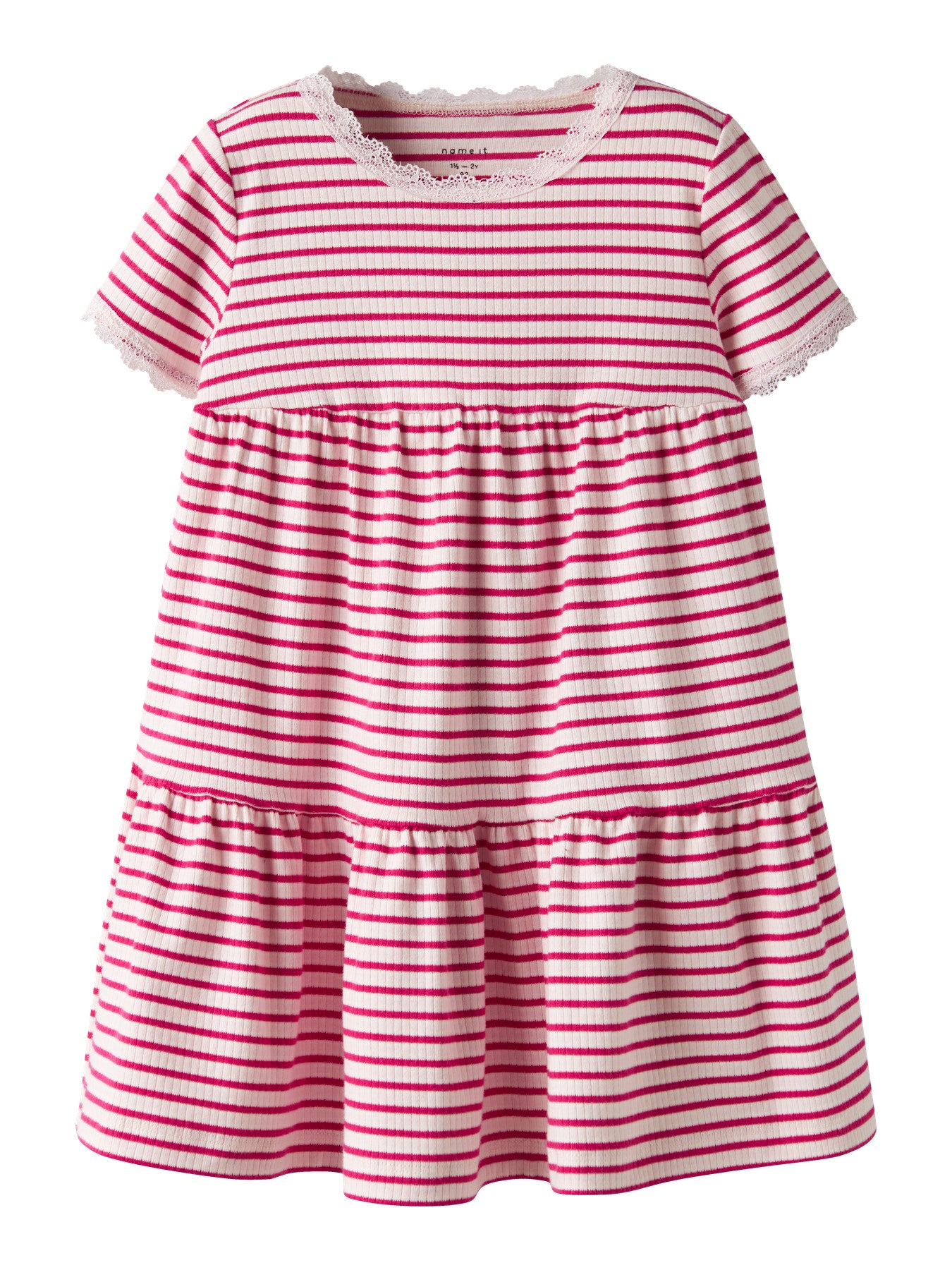 Randig mjuk och skön kortärmad klänning med spetskanter i ekologisk bomull. Kortärmad klänning till flicka, röd och vit randig från Name it.
NMFFENSINA SS DRESS PB
13251507
