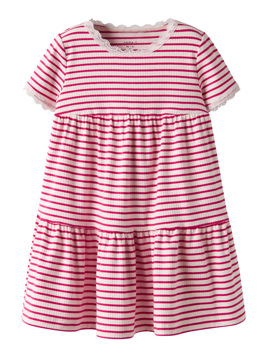 Randig mjuk och skön kortärmad klänning med spetskanter i ekologisk bomull. Kortärmad klänning till flicka, röd och vit randig från Name it.
NMFFENSINA SS DRESS PB
13251507