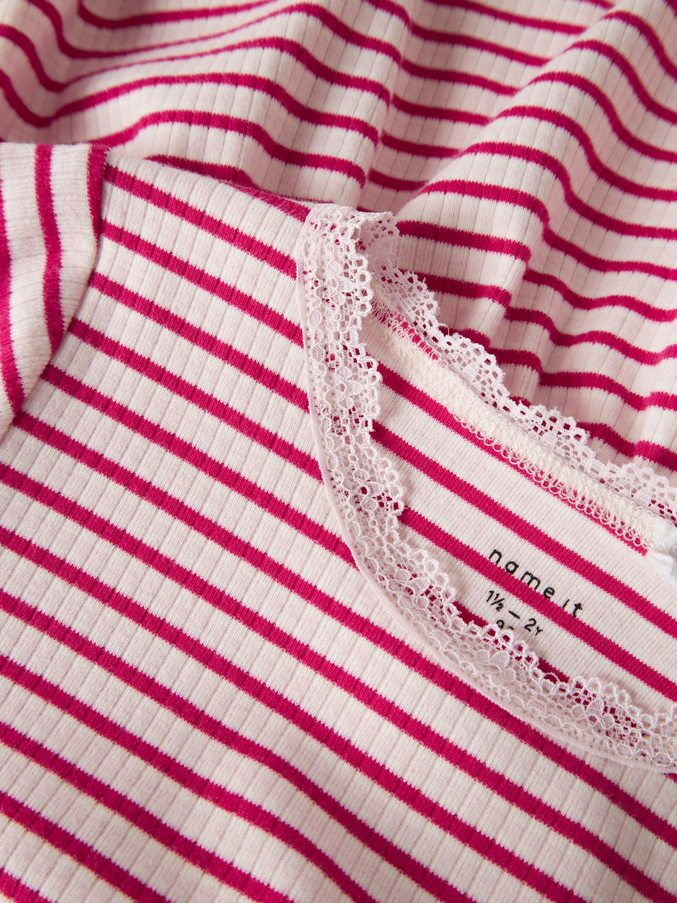 Randig mjuk och skön kortärmad klänning med spetskanter i ekologisk bomull. Kortärmad klänning till flicka, röd och vit randig från Name it.
NMFFENSINA SS DRESS PB
13251507