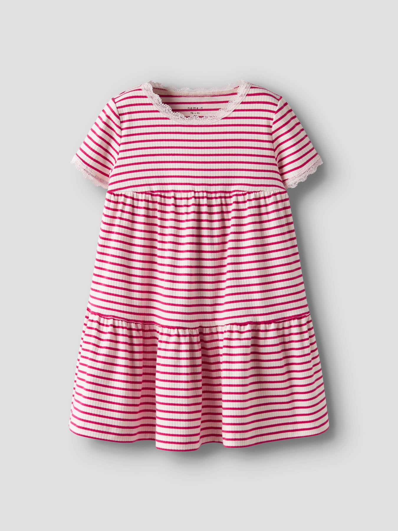Randig mjuk och skön kortärmad klänning med spetskanter i ekologisk bomull. Kortärmad klänning till flicka, röd och vit randig från Name it.
NMFFENSINA SS DRESS PB
13251507