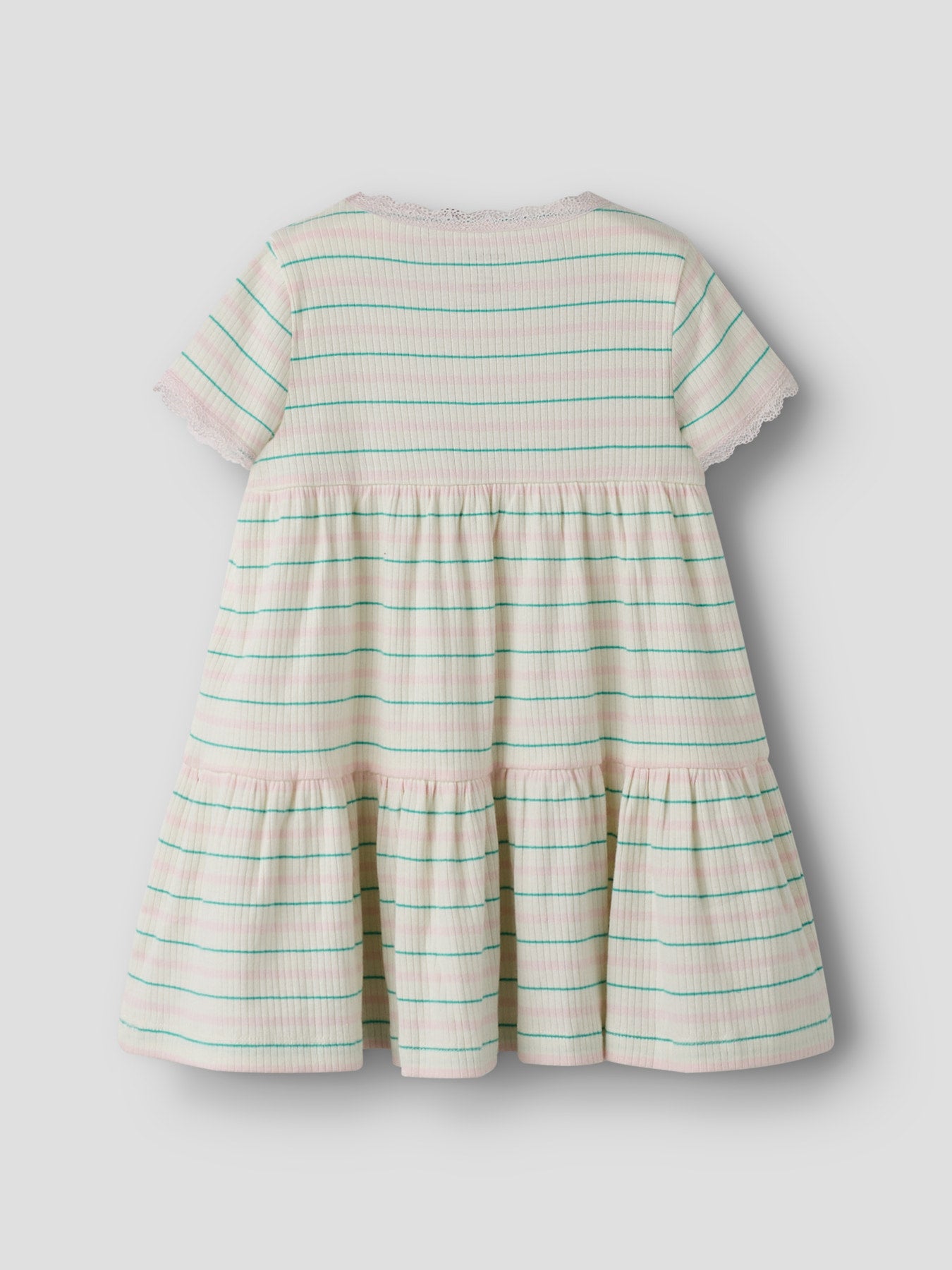 Randig mjuk och skön kortärmad klänning med spetskanter i ekologisk bomull. Kortärmad klänning till flicka,  rosa och grön randig från Name it.
NMFFENSINA SS DRESS PB
13251507