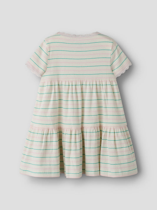 Randig mjuk och skön kortärmad klänning med spetskanter i ekologisk bomull. Kortärmad klänning till flicka,  rosa och grön randig från Name it.
NMFFENSINA SS DRESS PB
13251507
