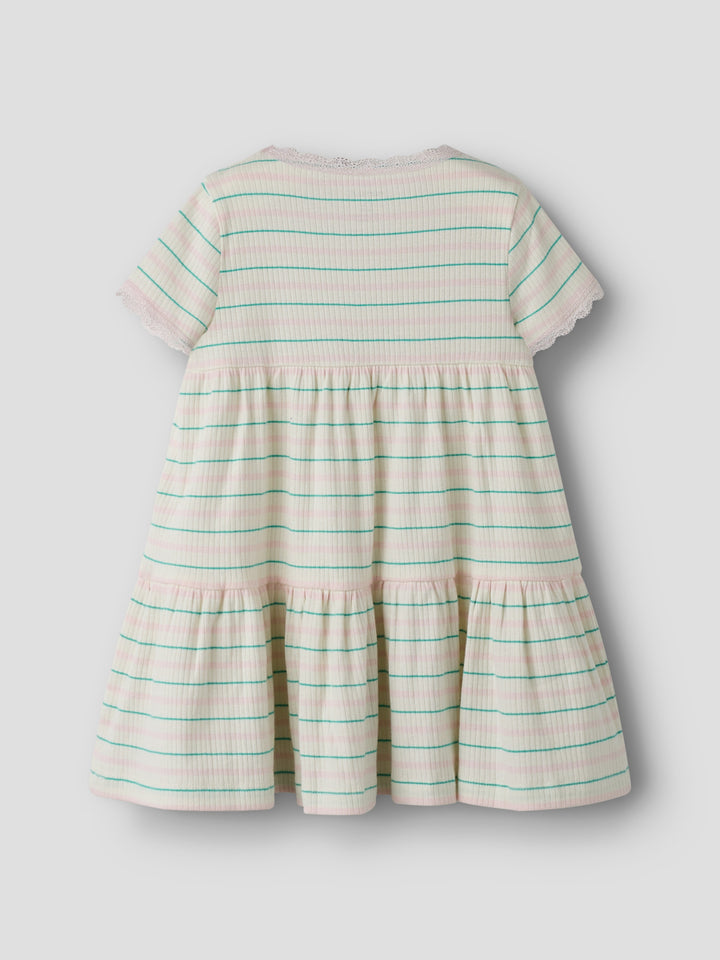 Randig mjuk och skön kortärmad klänning med spetskanter i ekologisk bomull. Kortärmad klänning till flicka,  rosa och grön randig från Name it.
NMFFENSINA SS DRESS PB
13251507