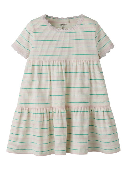 Randig mjuk och skön kortärmad klänning med spetskanter i ekologisk bomull. Kortärmad klänning till flicka,  rosa och grön randig från Name it.
NMFFENSINA SS DRESS PB
13251507