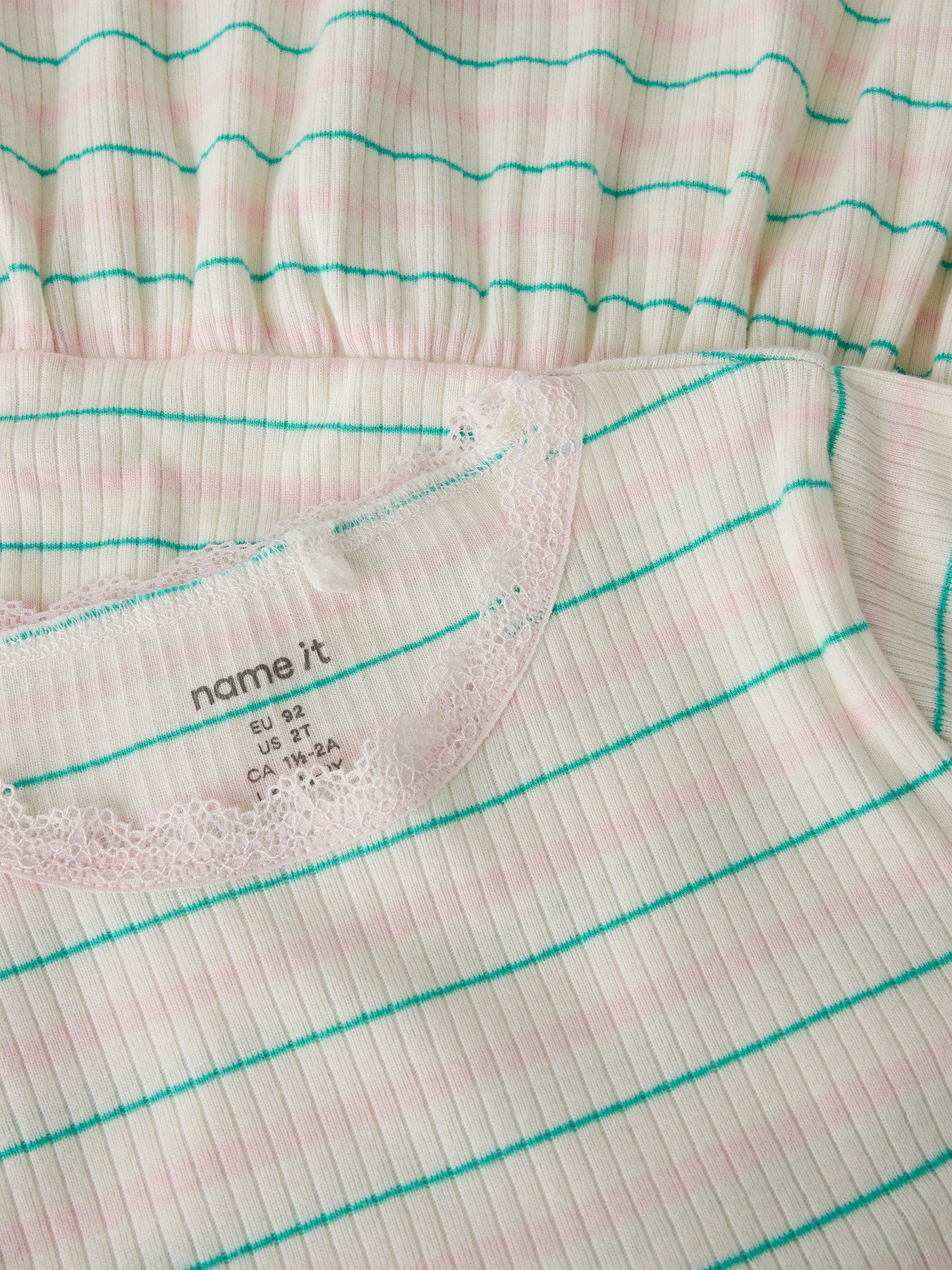 Randig mjuk och skön kortärmad klänning med spetskanter i ekologisk bomull. Kortärmad klänning till flicka,  rosa och grön randig från Name it.
NMFFENSINA SS DRESS PB
13251507