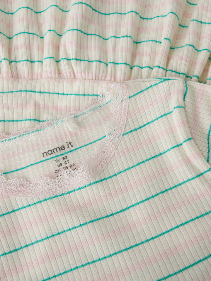 Randig mjuk och skön kortärmad klänning med spetskanter i ekologisk bomull. Kortärmad klänning till flicka,  rosa och grön randig från Name it.
NMFFENSINA SS DRESS PB
13251507