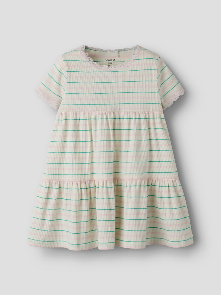 Randig mjuk och skön kortärmad klänning med spetskanter i ekologisk bomull. Kortärmad klänning till flicka,  rosa och grön randig från Name it.
NMFFENSINA SS DRESS PB
13251507