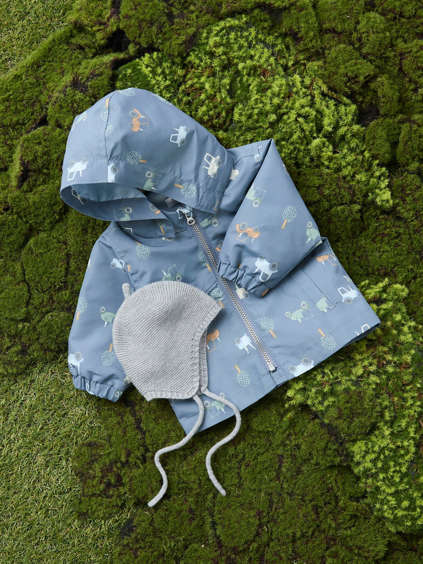 Blå traktor mönstrad baby jacka till pojke. Bebis jacka till vår och sommar med traktorer och bilar från Name it.
NBMMAX JACKET LI AOP
13251599