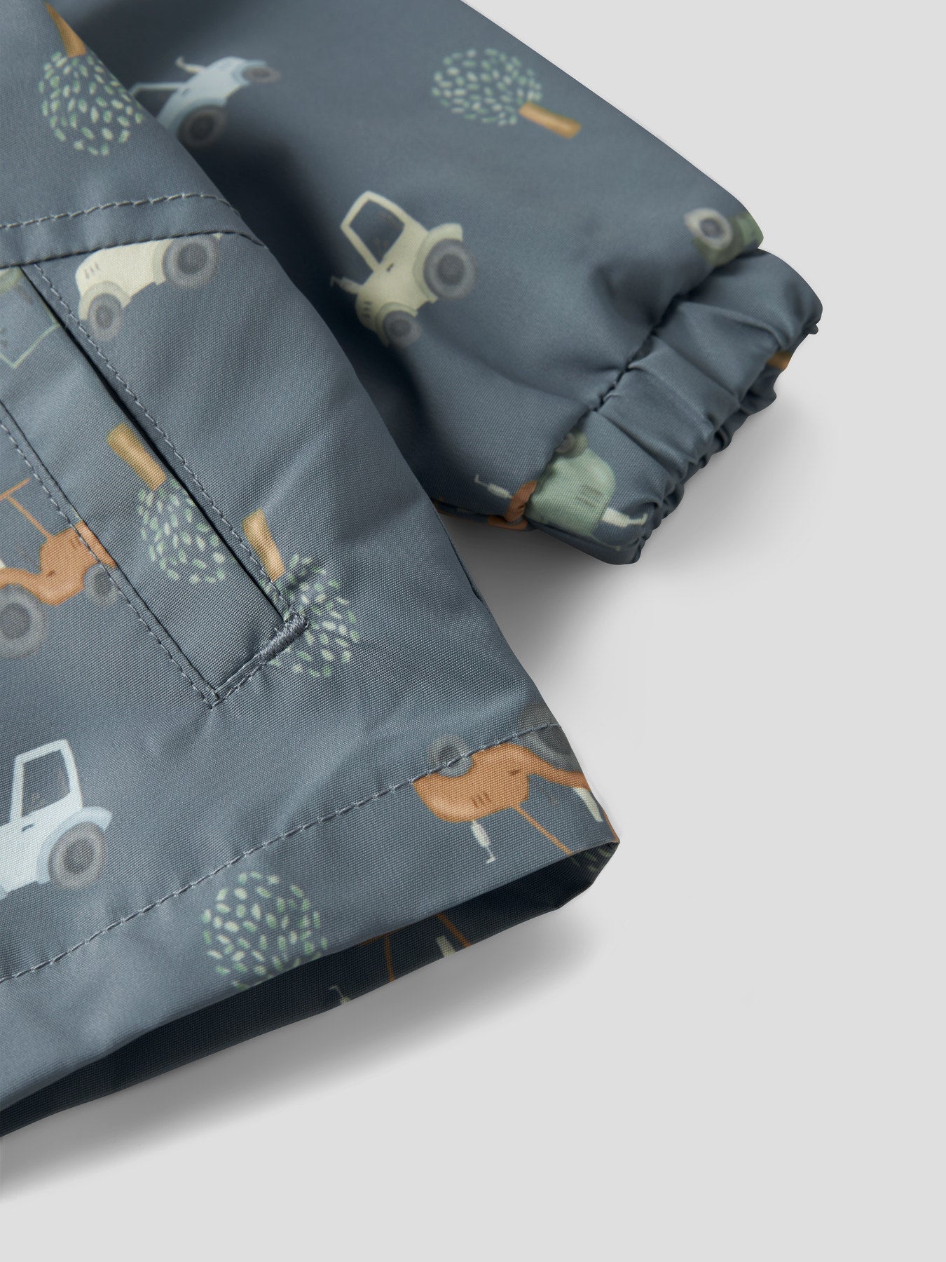 Blå traktor mönstrad baby jacka till pojke. Bebis jacka till vår och sommar med traktorer och bilar från Name it.
NBMMAX JACKET LI AOP
13251599