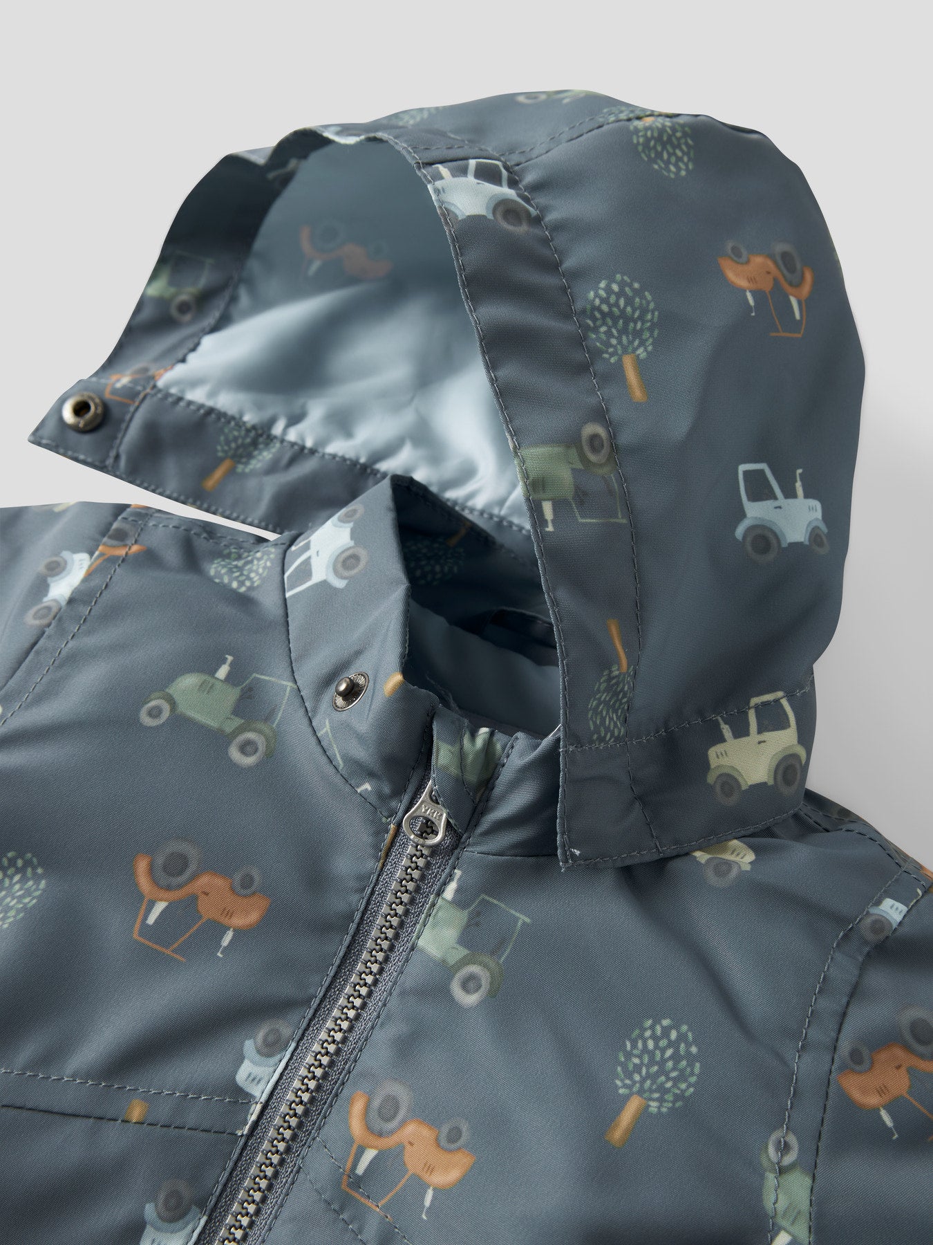 Blå traktor mönstrad baby jacka till pojke. Bebis jacka till vår och sommar med traktorer och bilar från Name it.
NBMMAX JACKET LI AOP
13251599