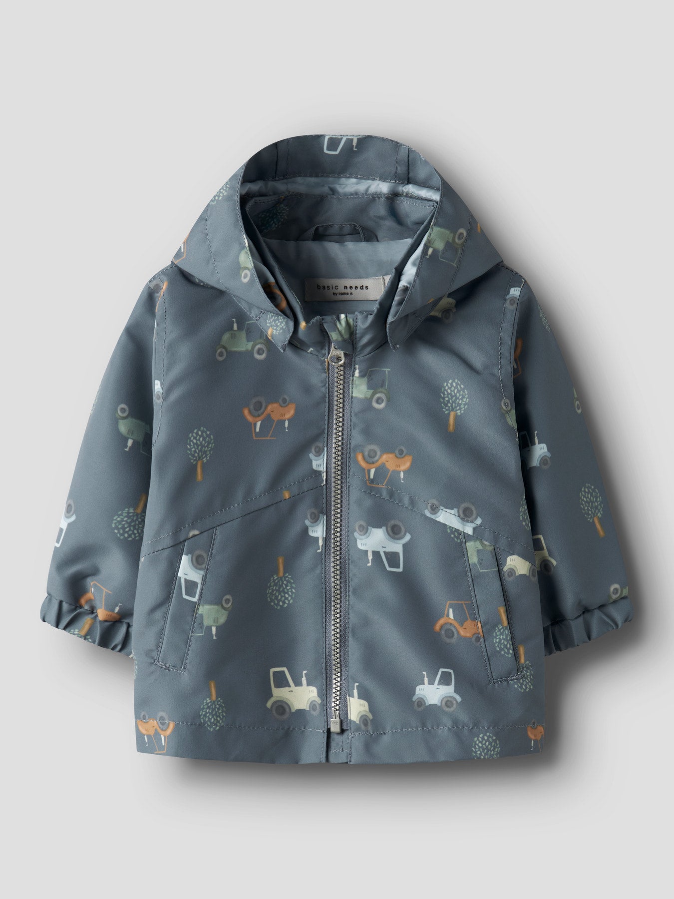 Blå traktor mönstrad baby jacka till pojke. Bebis jacka till vår och sommar med traktorer och bilar från Name it.
NBMMAX JACKET LI AOP
13251599