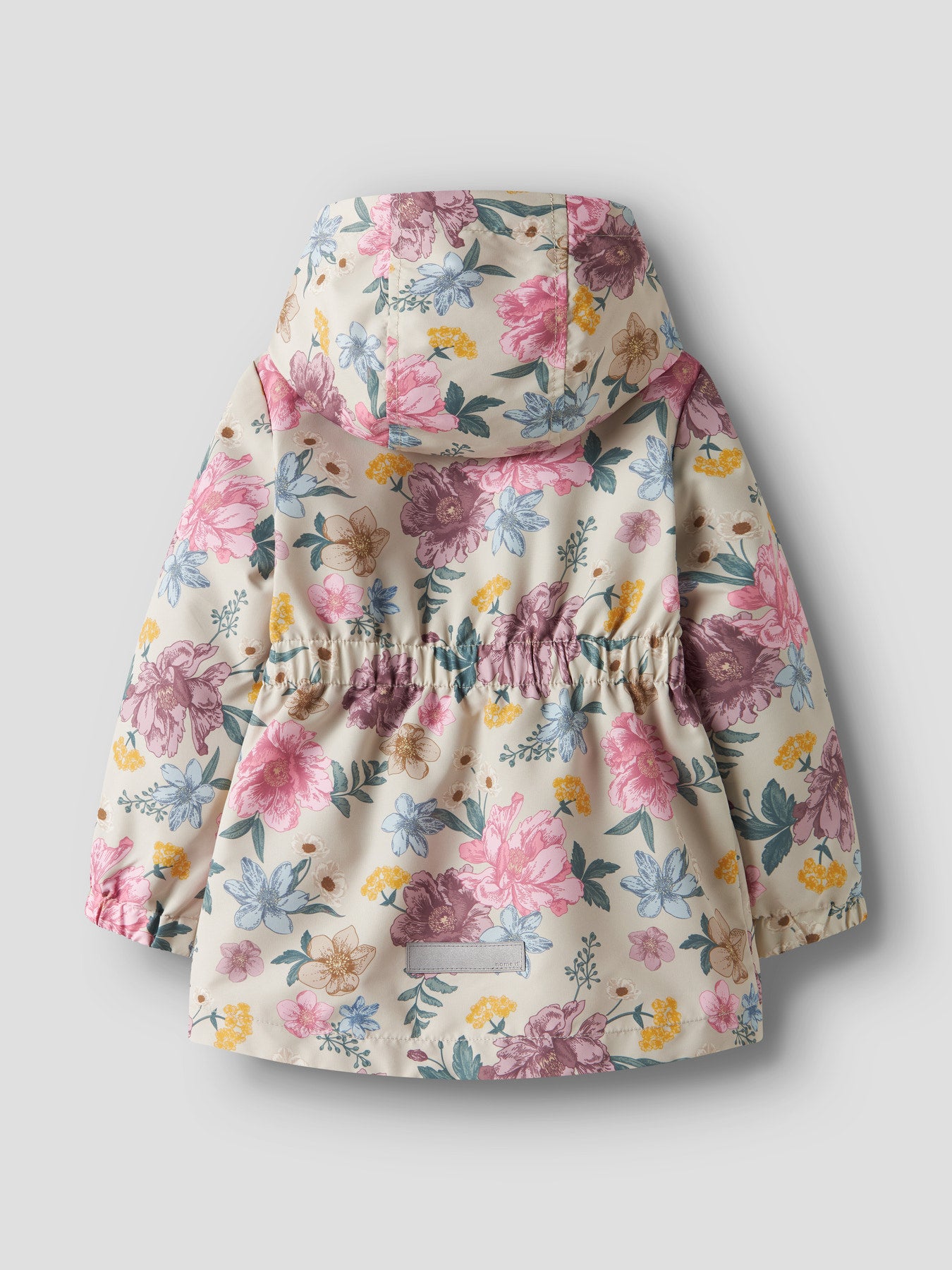 Blommig vår jacka till flicka. Färgglad vind jacka med blommor i rosa och blått till flicka.
NMFMAXI JACKET LI AOP NOOS
13251602 