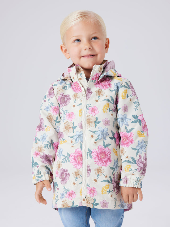Blommig vår jacka till flicka. Färgglad vind jacka med blommor i rosa och blått till flicka.
NMFMAXI JACKET LI AOP NOOS
13251602 