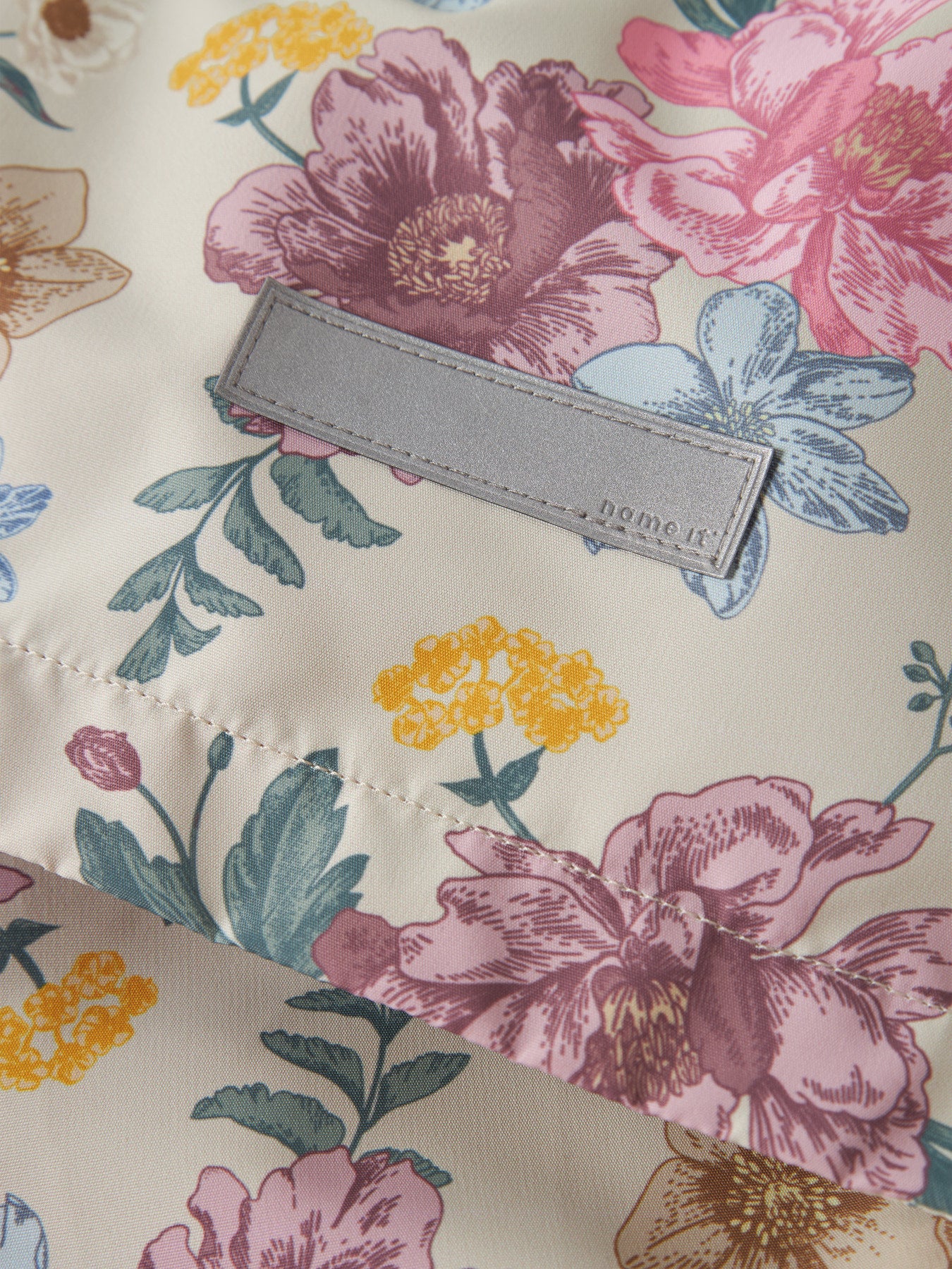 Blommig vår jacka till flicka. Färgglad vind jacka med blommor i rosa och blått till flicka.
NMFMAXI JACKET LI AOP NOOS
13251602 