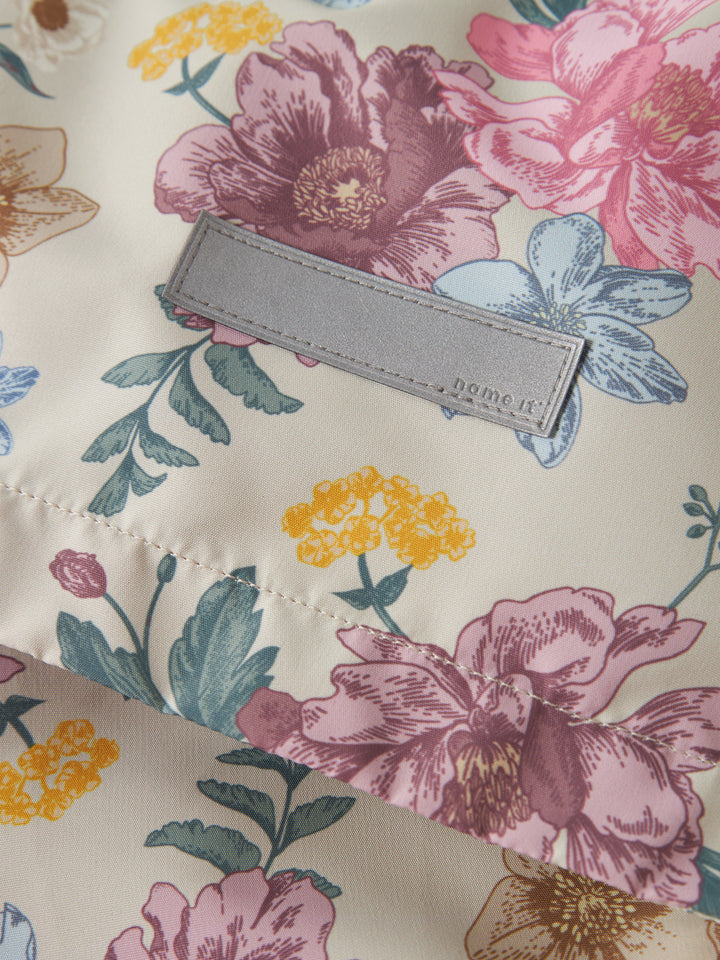 Blommig vår jacka till flicka. Färgglad vind jacka med blommor i rosa och blått till flicka.
NMFMAXI JACKET LI AOP NOOS
13251602 
