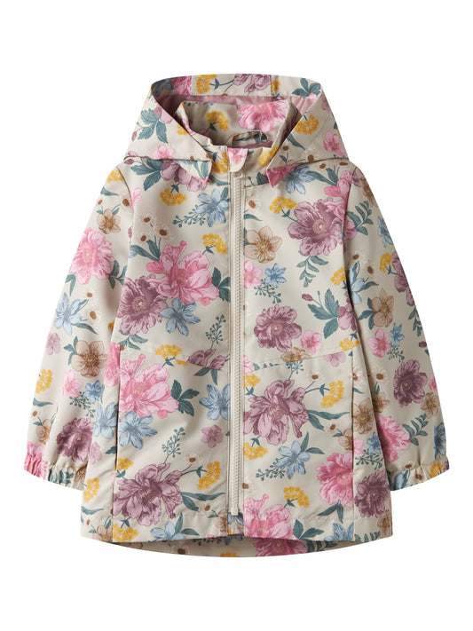 Blommig vår jacka till flicka. Färgglad vind jacka med blommor i rosa och blått till flicka.
NMFMAXI JACKET LI AOP NOOS
13251602 