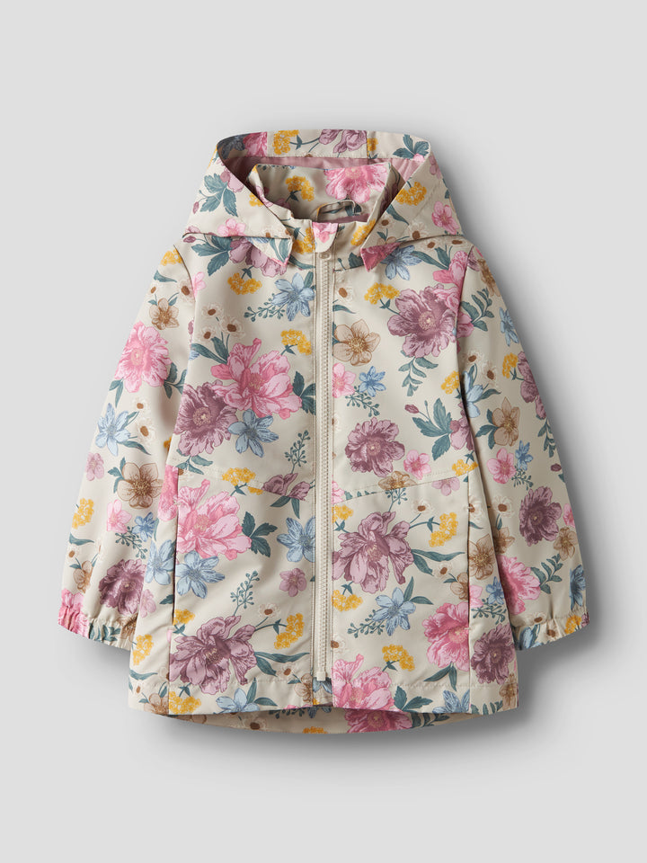 Blommig vår jacka till flicka. Färgglad vind jacka med blommor i rosa och blått till flicka.
NMFMAXI JACKET LI AOP NOOS
13251602 