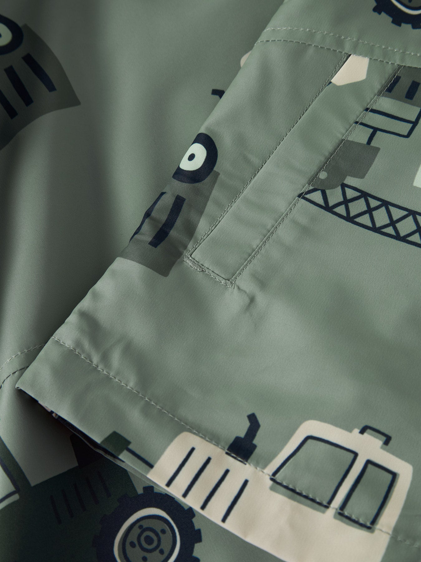 Grön vattenavvisande jacka med mönster av fordon. Vår jacka till pojke från Name it.
NMMMAX JACKET LI AOP NOOS
13251603