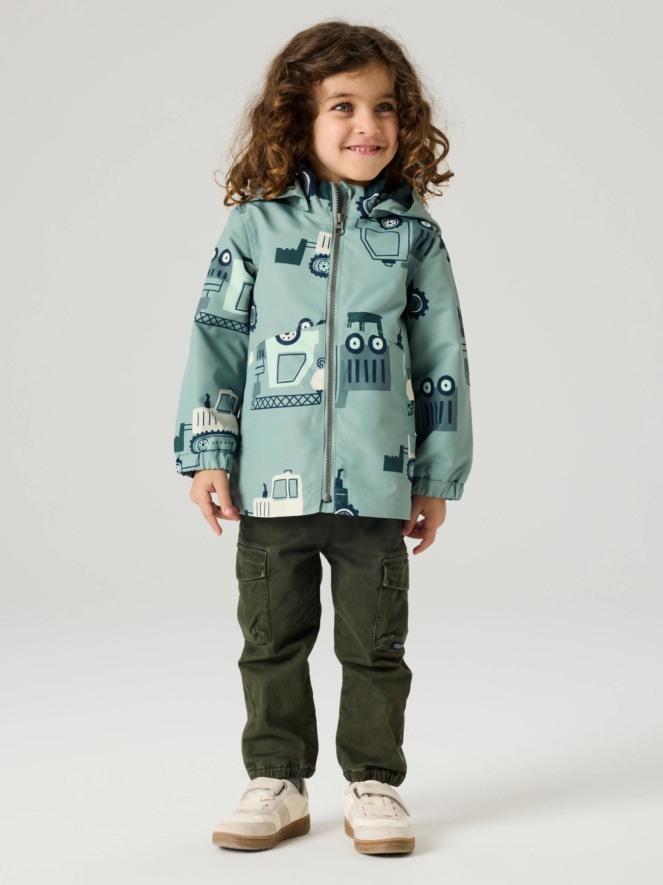 Grön vattenavvisande jacka med mönster av fordon. Vår jacka till pojke från Name it.
NMMMAX JACKET LI AOP NOOS
13251603