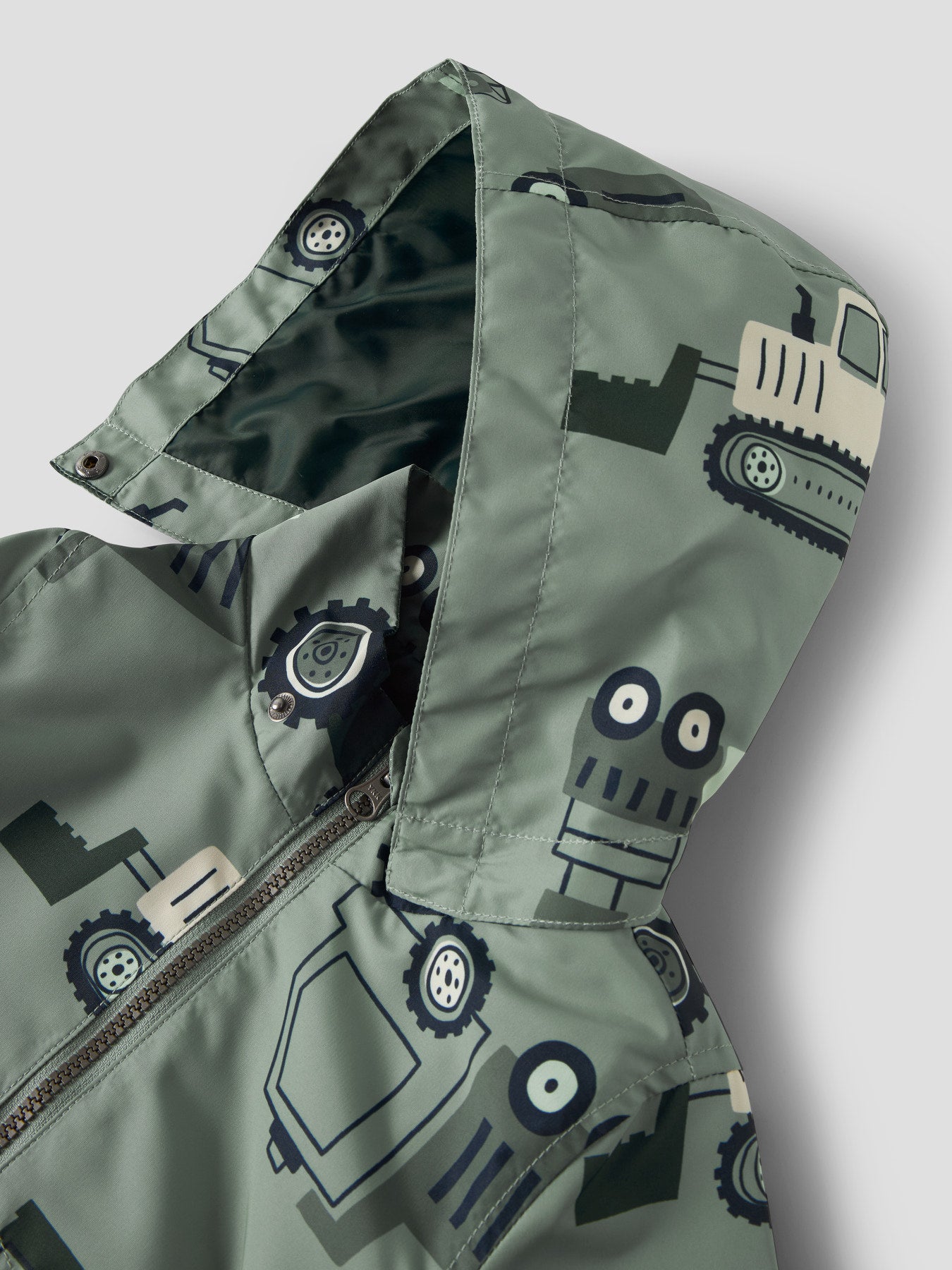 Grön vattenavvisande jacka med mönster av fordon. Vår jacka till pojke från Name it.
NMMMAX JACKET LI AOP NOOS
13251603