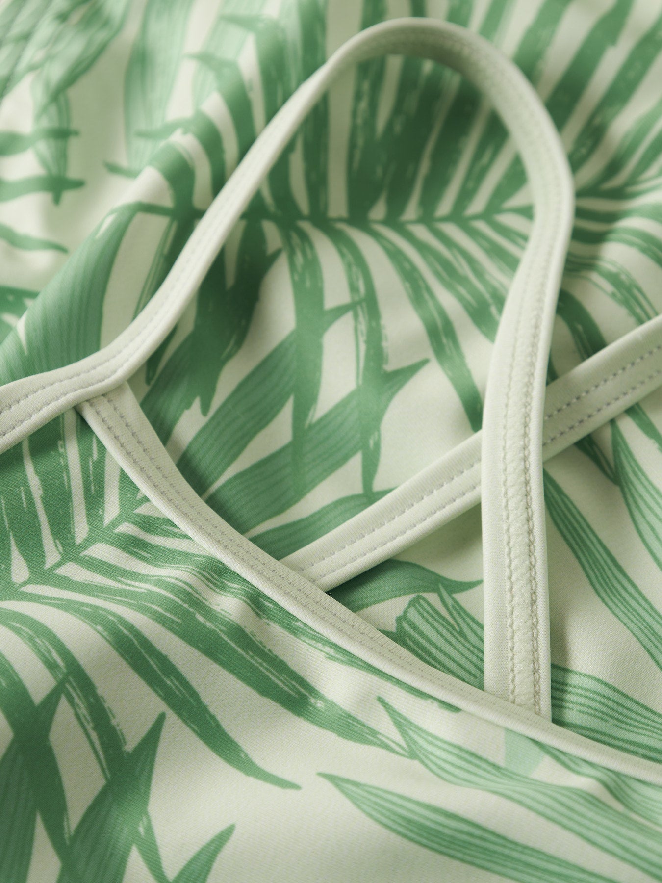 Grön mönstrad bikini med smala korsade axelband. Badkläder bikini till flicka, tjej från Name it.
NKFZIZLA BIKINI BOX TB
13251611