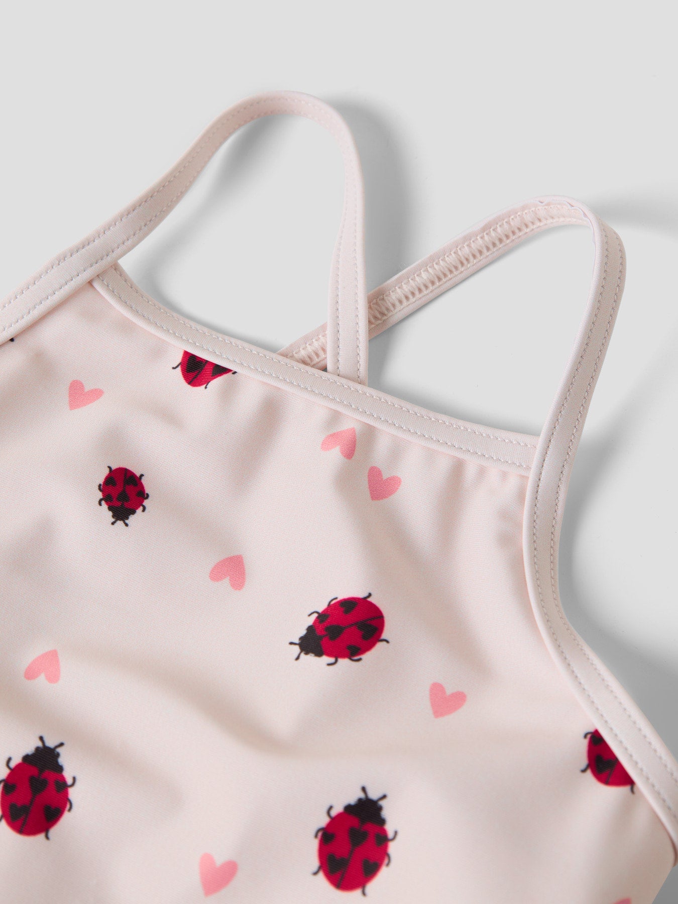 Ljus rosa baddräkt med nyckelpigor  med korsade axelband till flicka. Badkläder från Name it, baddräkt mönstrad färgglad till flicka.
NMFZIZLA SWIMSUIT BOX TB
13251615