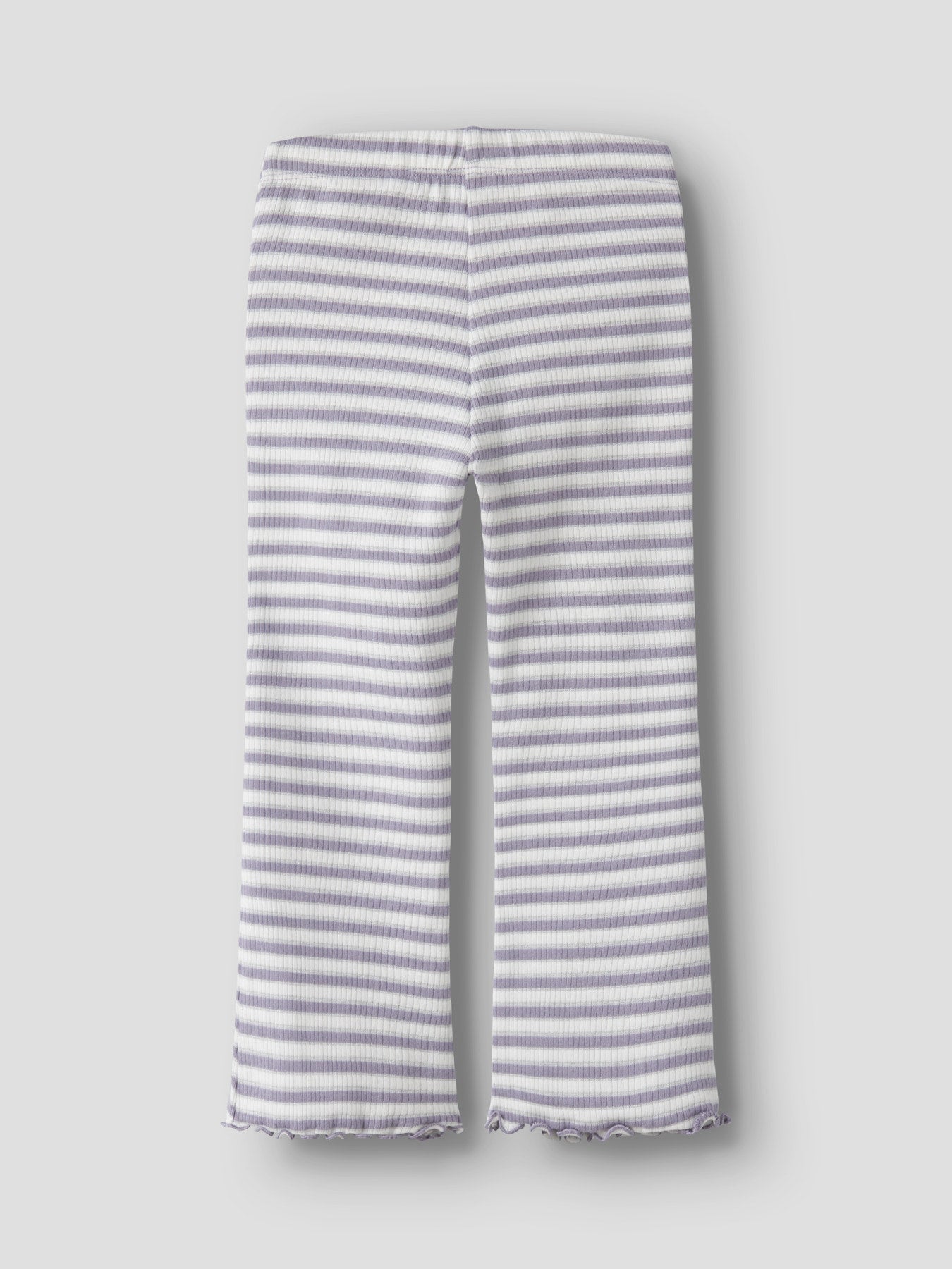 Vit och lila randig utsvängd byxa till flicka. Tjej byxor flared, ribbade leggings med silver glitter. Ekologiska barnkläder från Name it.
NMFTAIAS FLARE PANT
13251813