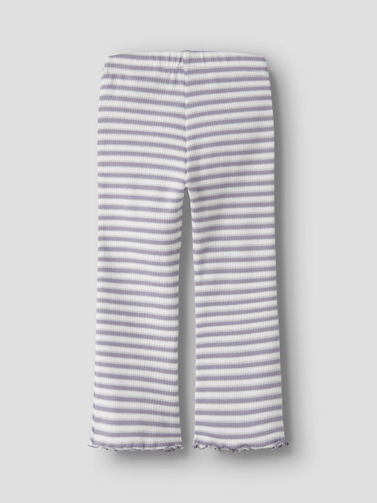 Vit och lila randig utsvängd byxa till flicka. Tjej byxor flared, ribbade leggings med silver glitter. Ekologiska barnkläder från Name it.
NMFTAIAS FLARE PANT
13251813