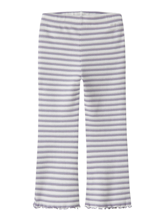 Vit och lila randig utsvängd byxa till flicka. Tjej byxor flared, ribbade leggings med silver glitter. Ekologiska barnkläder från Name it.
NMFTAIAS FLARE PANT
13251813