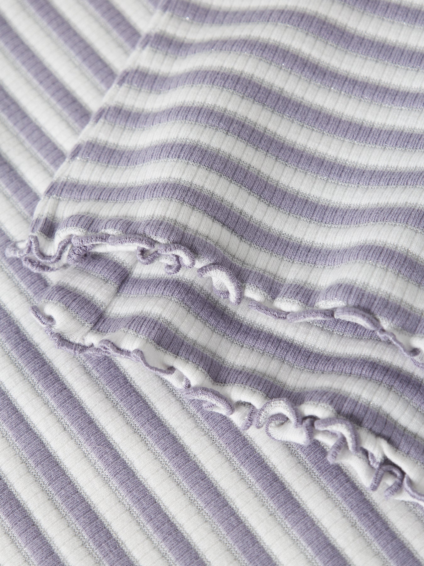 Vit och lila randig utsvängd byxa till flicka. Tjej byxor flared, ribbade leggings med silver glitter. Ekologiska barnkläder från Name it.
NMFTAIAS FLARE PANT
13251813