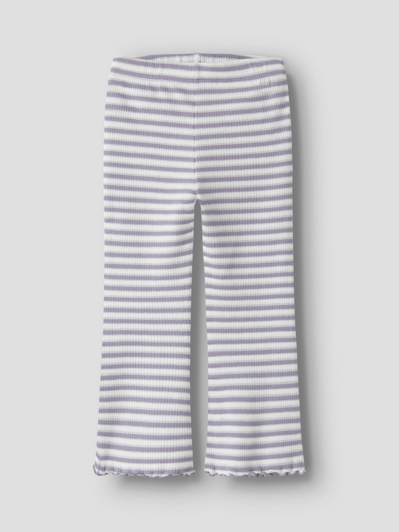 Vit och lila randig utsvängd byxa till flicka. Tjej byxor flared, ribbade leggings med silver glitter. Ekologiska barnkläder från Name it.
NMFTAIAS FLARE PANT
13251813