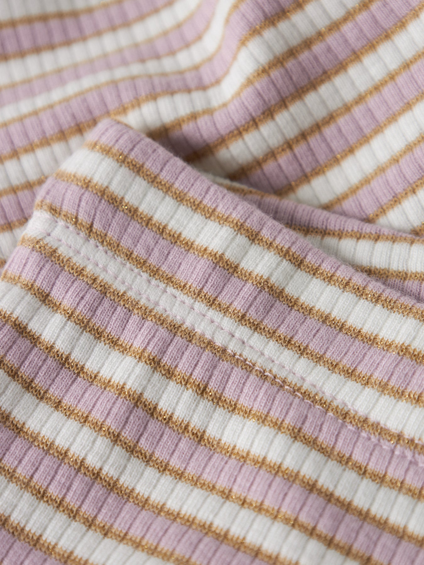 Vit och rosa randig utsvängd byxa till flicka. Tjej byxor flared, ribbade leggings med guld glitter. Ekologiska barnkläder från Name it.
NMFTAIAS FLARE PANT
13251813