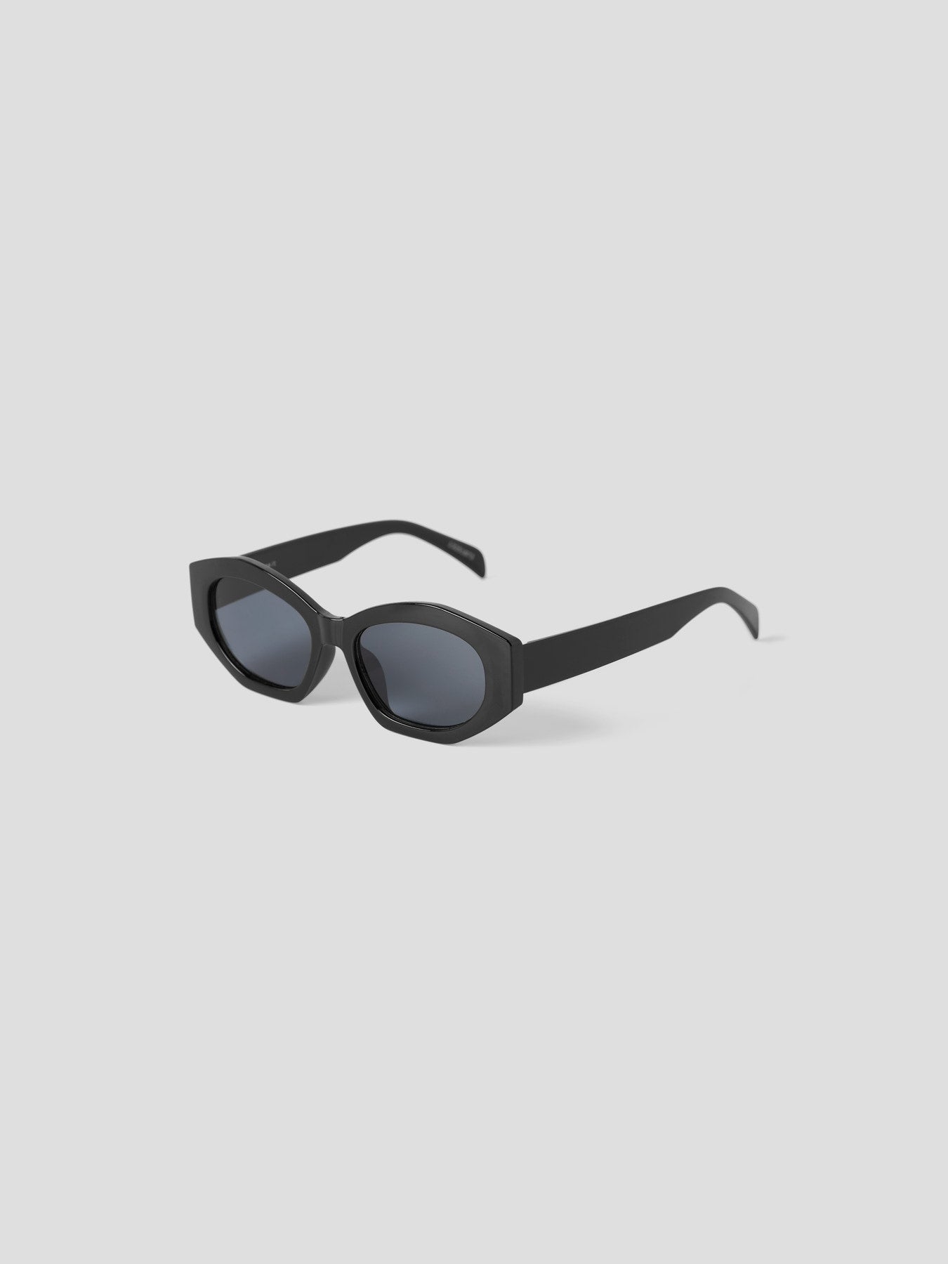 Svarta solglasögon till flicka 6-12 år. Snygga solbrillor till tjej barn och ungdom.
NKFFRANA SUNGLASSES
13251873