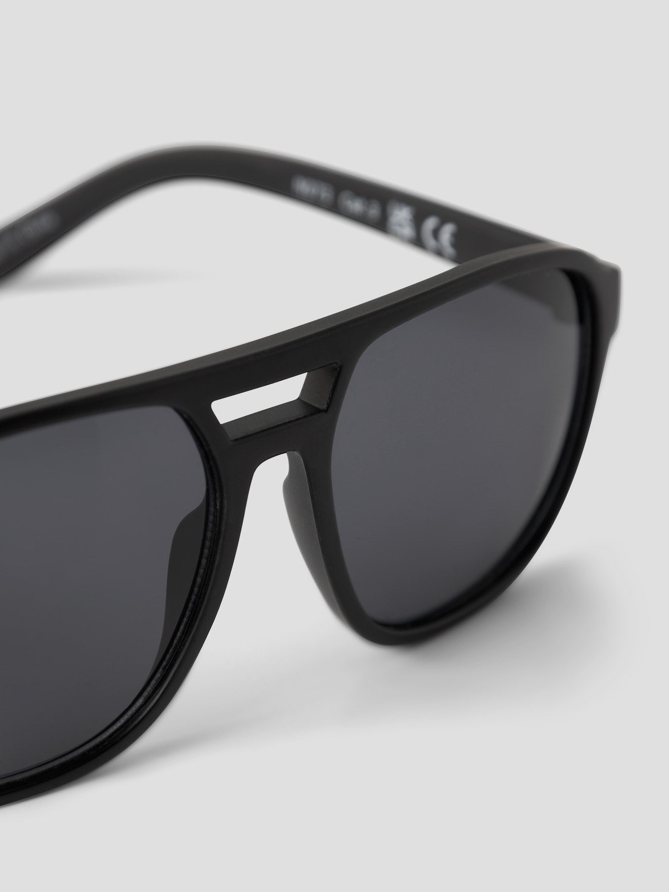 Svarta solglasögon till pojke 6-12 år. Snygga solbrillor till kille barn och ungdom.
NKMFRAN SUNGLASSES
13251874