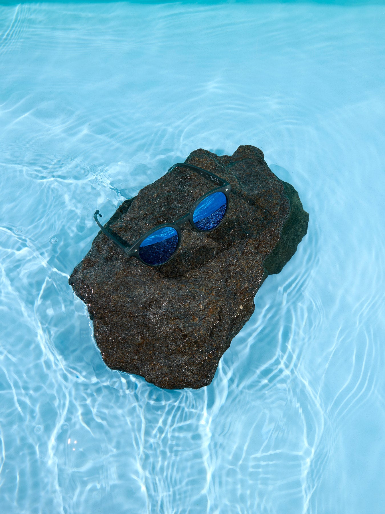 Svarta solglasögon till pojke 6-12 år. Snygga solbrillor till kille barn och ungdom.
NKMFRAN SUNGLASSES
13251874