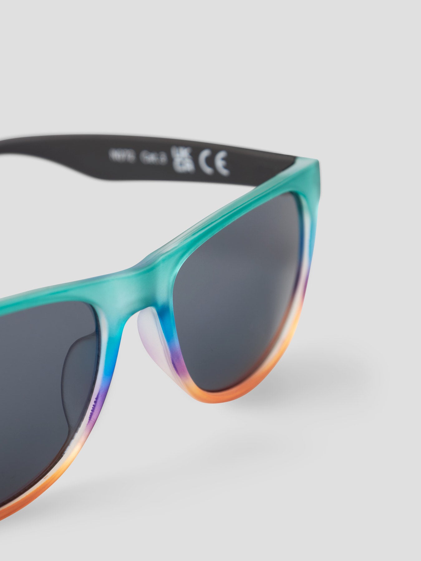 Blå solglasögon till pojke 6-12 år. Snygga solbrillor till kille barn och ungdom.
NKMFRAN SUNGLASSES
13251874