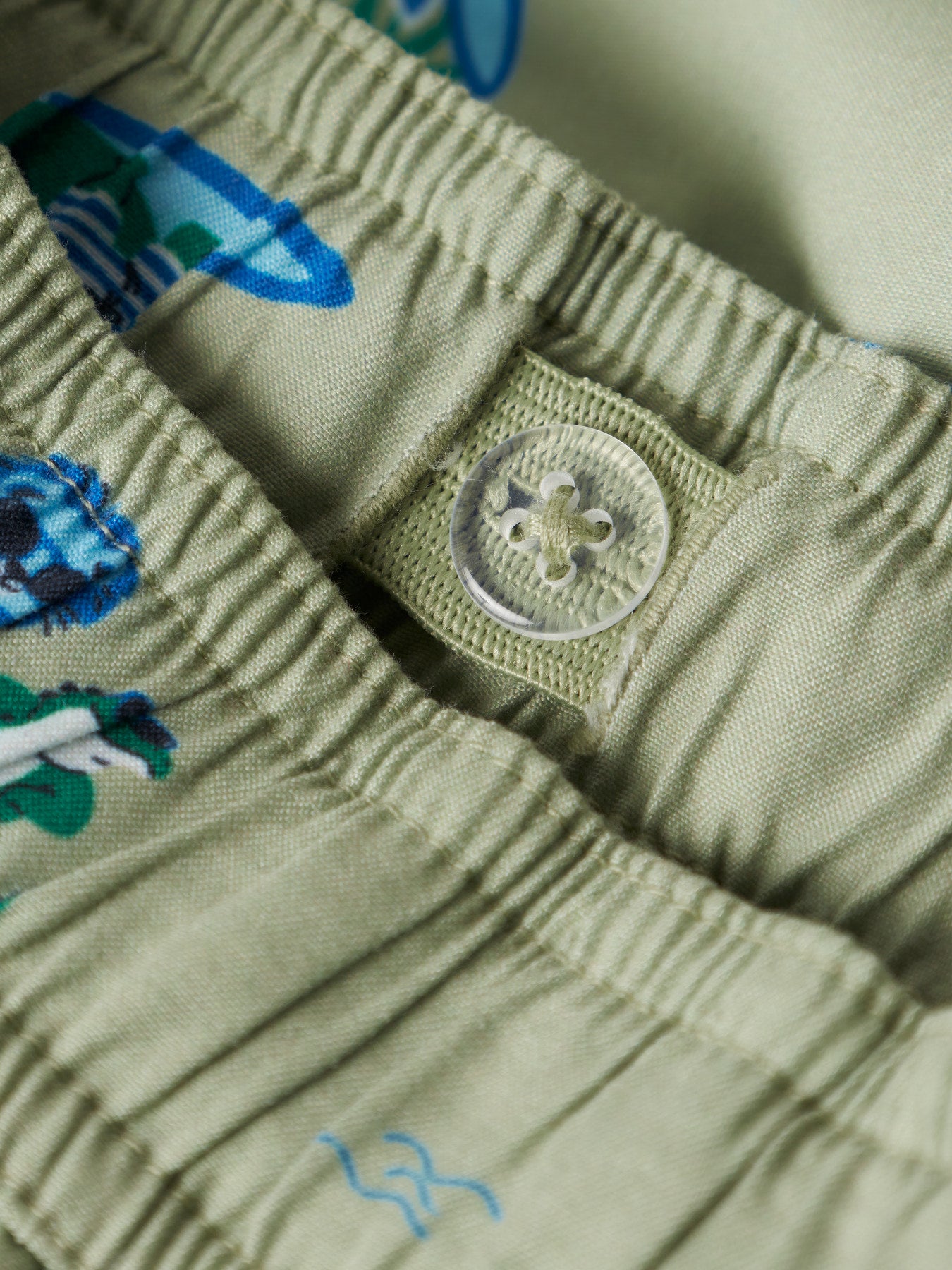 Mönstrade bad shorts till pojke från Name it. Gröna badshorts, badbyxor med surfande krokodiler bad shorts.
NMMZAKA SWIM SHORTS TB
13251966