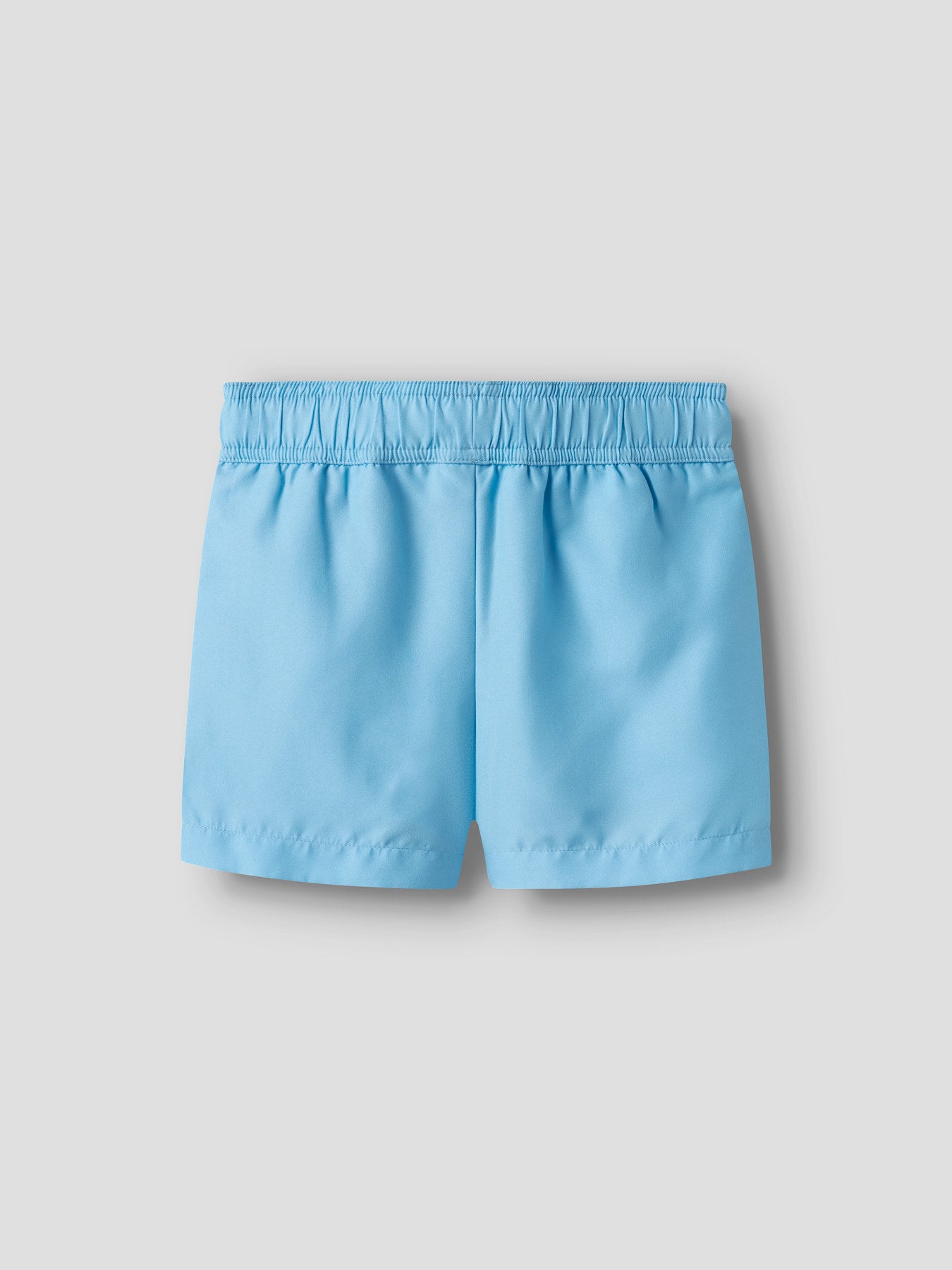 Blå bad shorts till pojke från Name it. Ljusblå badshorts, badbyxor med krokodil, enfärgade ljusblå bad shorts.
NMMZAKA SWIM SHORTS TB
13251966
